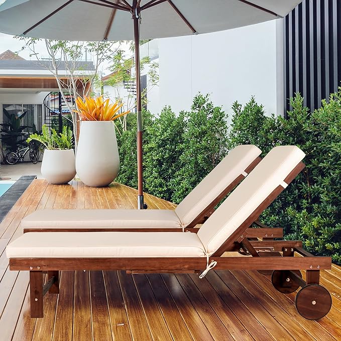 JONATHAN Y PAT1003B Seabrook 69 x 24 Inch Outdoor Acacia Wood Lounger with Cushion, 5-Position Back, Slide Table & Wheels for Garden, Lawn, Backyard, Pool, Deck, Beach, Firepit, Light Brown