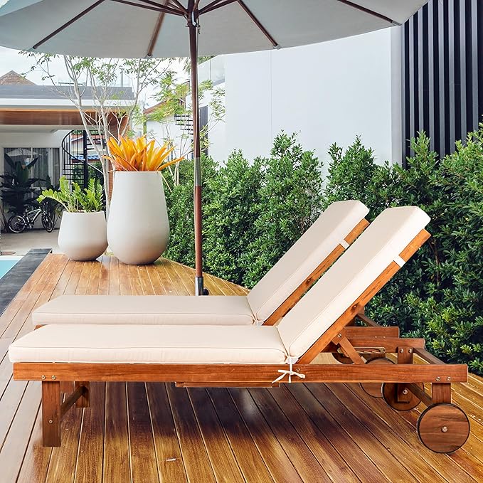 JONATHAN Y PAT1003A Seabrook 69 x 24 Inch Outdoor Acacia Wood Lounger with Cushion, 5-Position Back, Slide Table & Wheels for Garden, Lawn, Backyard, Pool, Deck, Beach, Firepit, Light Brown