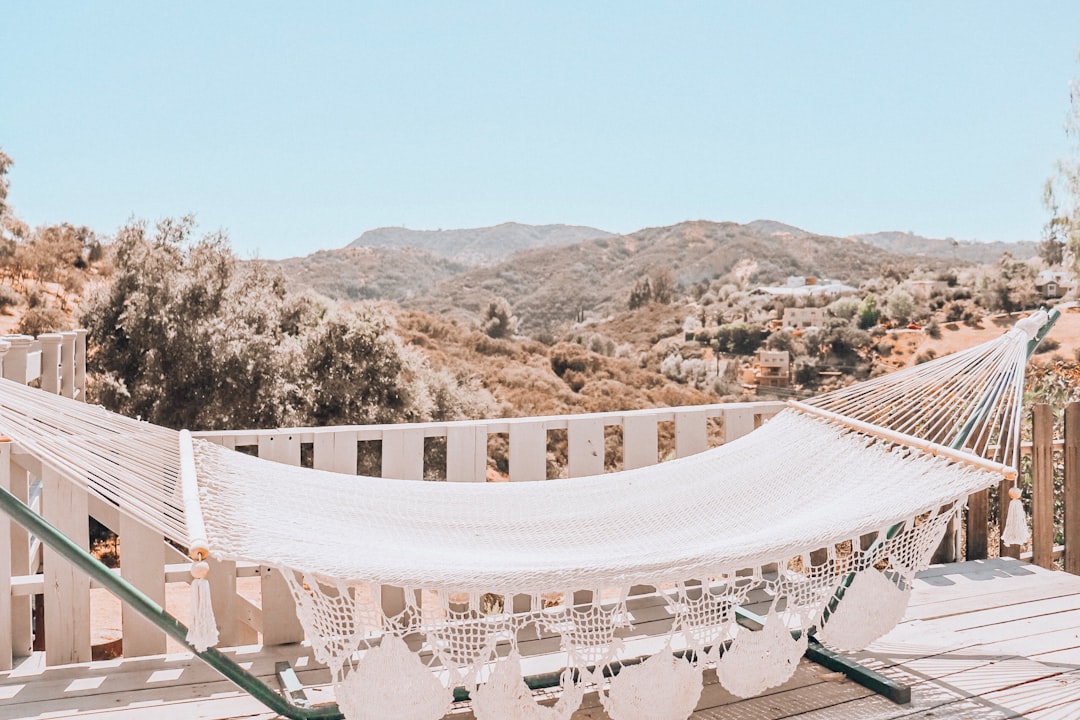 How to Choose a Sling Lounger for a Sunny Deck: Buyer’s Guide to Comfort, Shade & Durability