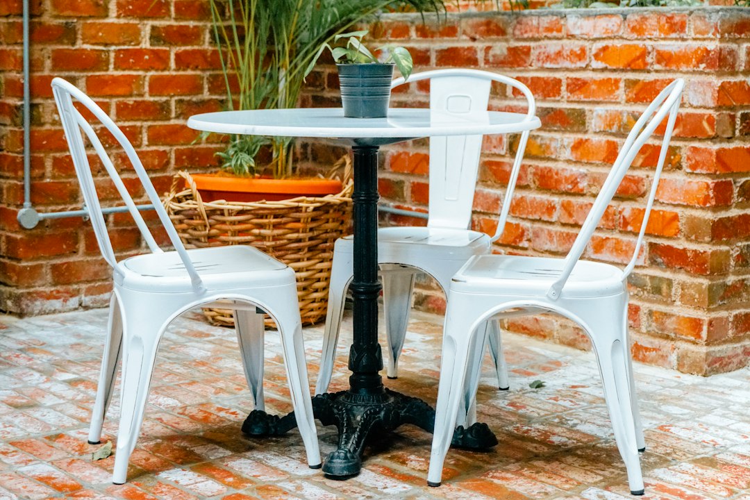 How to Choose a Chair Table Set for Garden Dining in a Small Outdoor Space