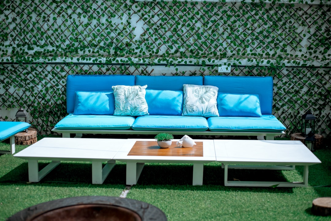 10 Stylish and Functional Outdoor Furniture Arrangements for Entertaining Guests