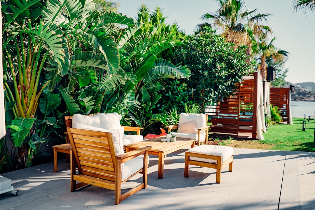 How to Choose Bar Outdoor Seating for a Small Deck: A Smart Buyer’s Guide