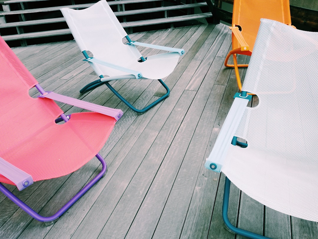 How to Choose a Rocking Lawn Chair Folding with Shocks for a Small Deck