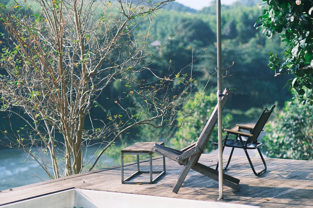 How to Choose an Outdoor Seating Bar for a Small Deck: Smart Buyer’s Guide
