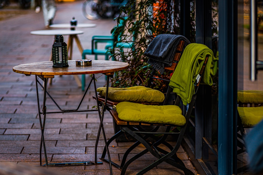 How to Choose Outdoor Seating for Dinner on a Small Patio