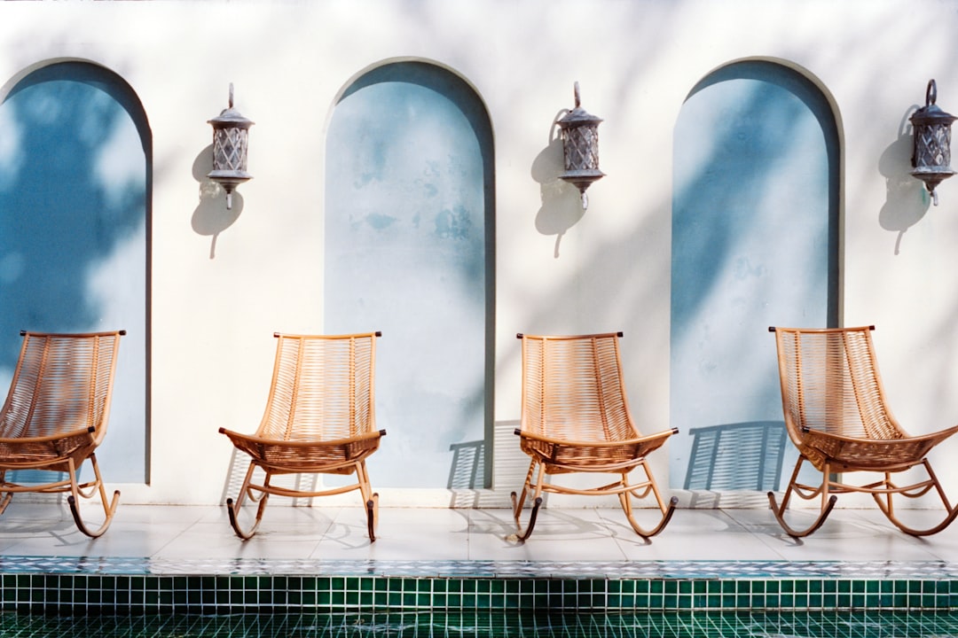 Essential Tips for Creating a Cozy Outdoor Lounge: Furniture Layout and Design Ideas