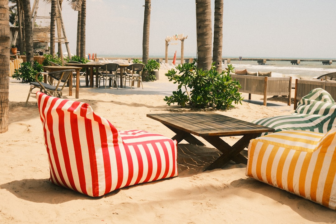 Creating a Cozy Outdoor Lounge: Top Tips for Choosing the Right Seating Arrangement
