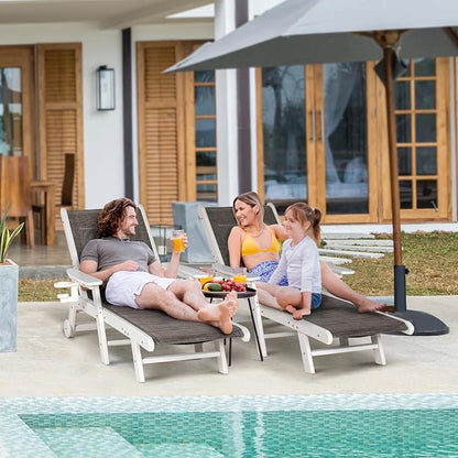 Outdoor Chaise Lounge Chair with Table Set of 3, 5-Position Adjustable Patio Lounge Chair with Wheels & Cup Holder, HDPE Pool Lounge Chair for Outside, Poolside & Beach (Grey-Brown)