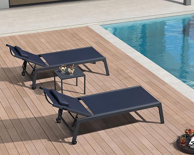 PURPLE LEAF Outdoor Oversized Lounge Chair Set Patio Chaise Pool Lounger Aluminum Frame with 2 Side Table and Wheels for Outside Sunbathing Tanning Recliner Including Pillows Navy Blue