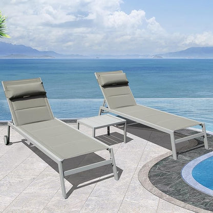 Domi Patio Chaise Lounge Set of 3, Outdoor Lounge Chair, Aluminum Textilene Padded 5 Position Pool Lounger, Stackable Lounge Chair w/Headrest, Wheels, Side Table, for Beach Backyard Lawn, Grey