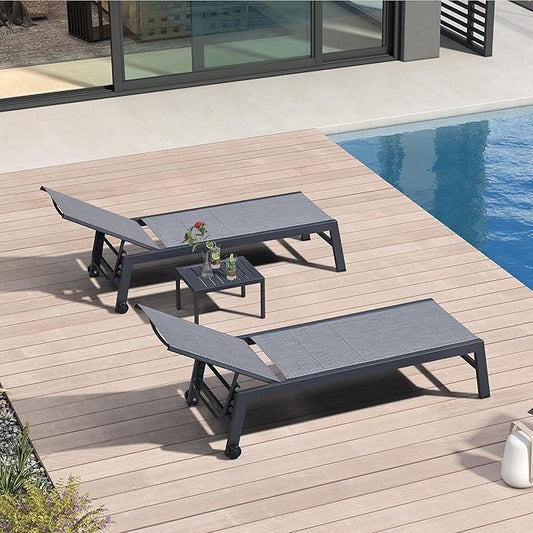 PURPLE LEAF Outdoor Chaise Lounge Set of 2 Aluminum Patio Lounge Chair with Wheels and Side Table Pool Chaise Lounge Chair for Outdoor Backyard Poolside Mixed Grey (2 Lounges Chairs W/Table)