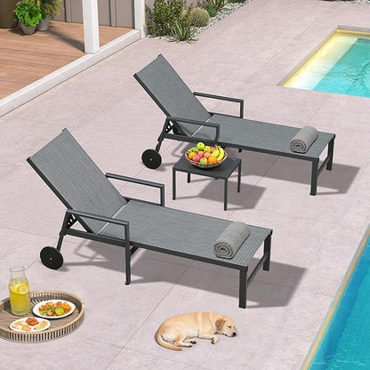 PURPLE LEAF 3 Pieces Outdoor Chaise Lounge Aluminum Patio Lounge Chair with Wheels and Armrests Outdoor Lounge Recliner Chair for Pool Backyard (2 Mixed Grey Lounges W/Side Table)