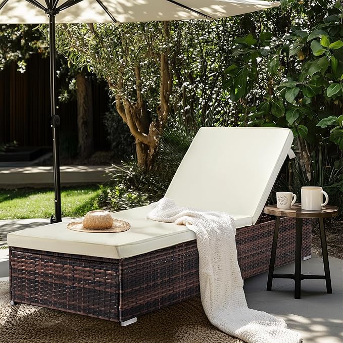 VINGLI Outdoor Chaise Lounge, Wicker Recliner w/Adjustable Backrest, Thick Water Repellent Cushions, Patio Rattan Lounge Chairs for Lawn, Beach, Balcony, Poolside (Brown)