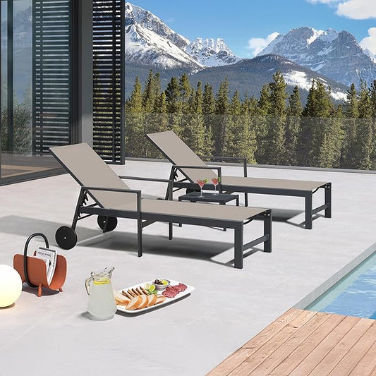 PURPLE LEAF 3 Pieces Outdoor Chaise Lounge Aluminum Patio Lounge Chair with Wheels and Armrests Outdoor Lounge Recliner Chair for Pool Backyard (2 Taupe Lounges W/Side Table)