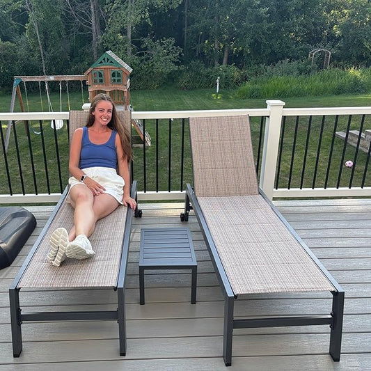 PURPLE LEAF Outdoor Chaise Lounge Set of 4 Aluminum Patio Lounge Chair with Wheels and Side Table Pool Chaise Lounge Chair for Outdoor Backyard Poolside Camel (4 Lounges Chairs W/Table)