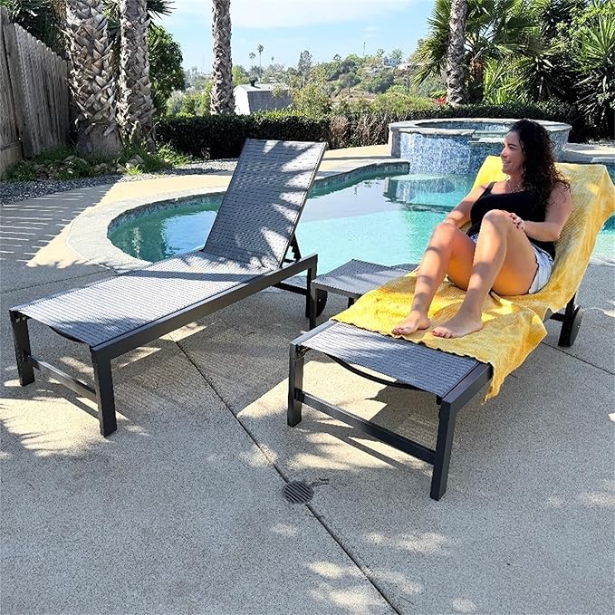 PURPLE LEAF Chaise Lounge Chair with Wheels for Outside 2 Pieces Aluminum Outdoor Chaise Lounge Chairs with 5 Adjustable Position Recliner for Patio Beach Yard Pool Side Table Included Mixed Grey