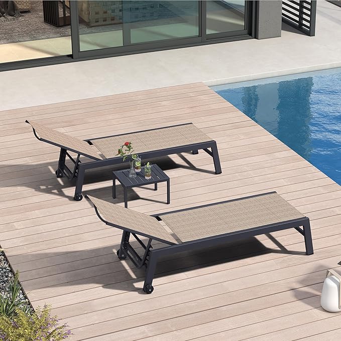 PURPLE LEAF Outdoor Chaise Lounge Set of 4 Aluminum Patio Lounge Chair with Wheels and Side Table Pool Chaise Lounge Chair for Outdoor Backyard Poolside Camel (4 Lounges Chairs W/Table)