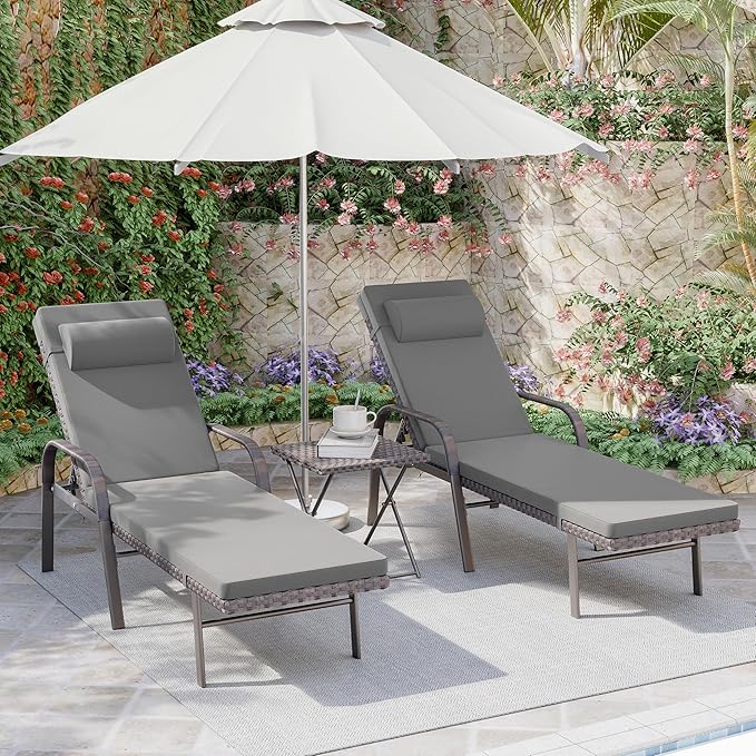 3 Pieces Patio Chaise Lounge Set Outdoor PE Rattan Armrest Lounge Chair Adjustable Backrest Reclining Chair with Folding Table and Cushion for Patio Poolside Backyard Porch Beach(Grey)