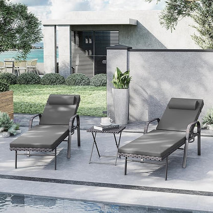 Kurapika Patio Chaise Lounge Set 3 Pieces Outdoor Lounge Chair, Rattan Reclining Chair Adjustable Backrest, Pool Sunbathing Recliners with Folding Table for Poolside Beach, Grey