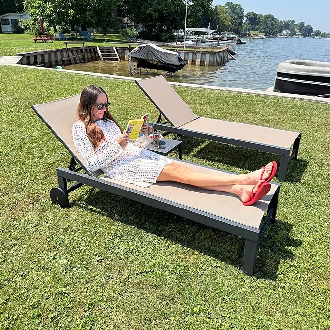PURPLE LEAF Chaise Lounge Chair with Wheels for Outside 4 Pieces Aluminum Outdoor Lounge Chairs with 5 Adjustable Position Recliner for Patio Beach Yard Pool Side Table Included Taupe