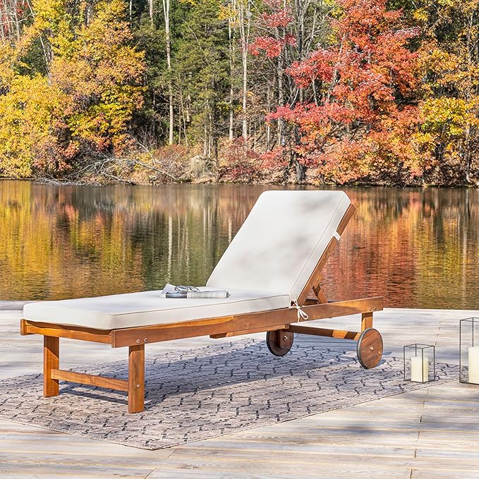 JONATHAN Y PAT1003A Seabrook 69 x 24 Inch Outdoor Acacia Wood Lounger with Cushion, 5-Position Back, Slide Table & Wheels for Garden, Lawn, Backyard, Pool, Deck, Beach, Firepit, Light Brown